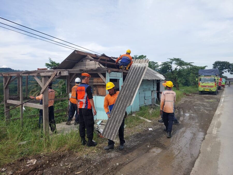 PT KAI Daop 5 Purwokerto Tertibkan Bangunan Liar Demi Keamanan Jalur