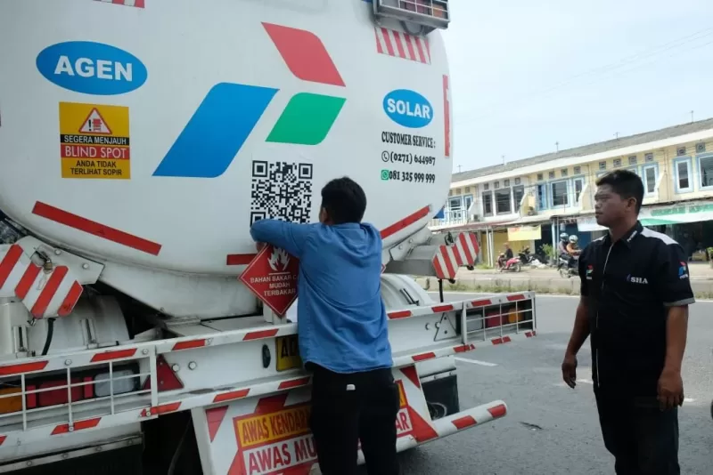 Gambar tanki pengisian bahan bakar bewarna putih dari Pertamina.