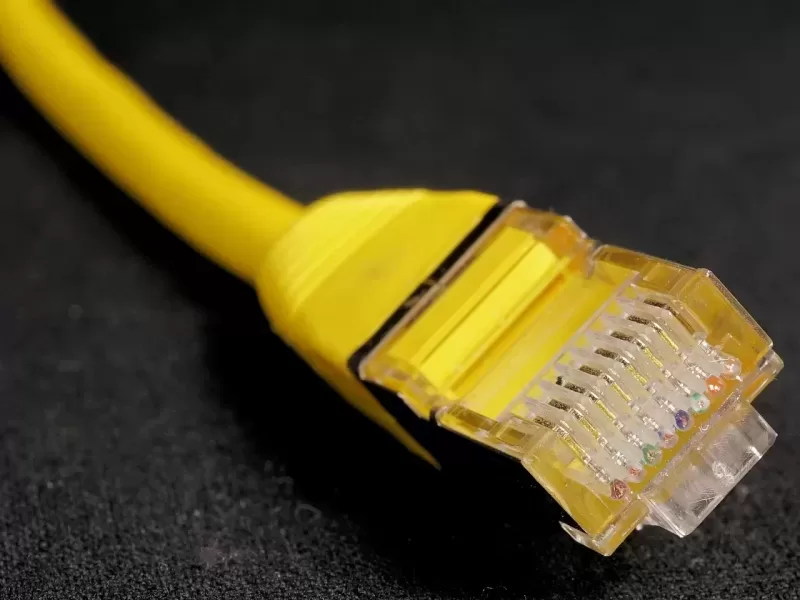 Gambar sebuah kabel ethernet berwarna kuning yang tergeletak, ilustrasi salah satu cara mengatasi upload pas foto PPPK 2023 error.