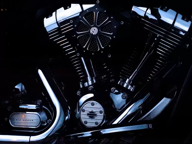 Gambar sebuah mesin motor yang nampak baru.