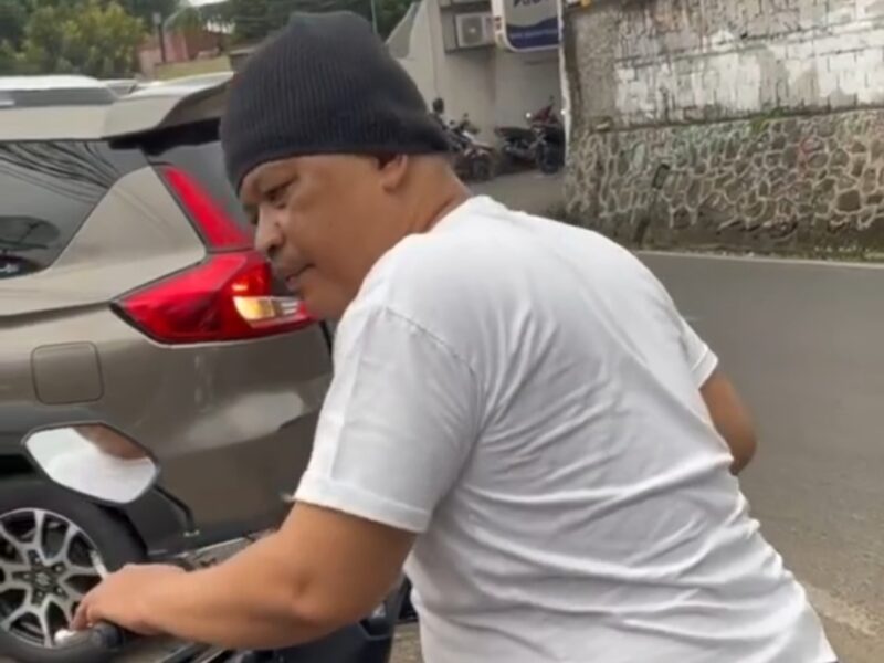 Mengaku Polisi Marah Karena Ditegur Merokok Saat Berkendara 