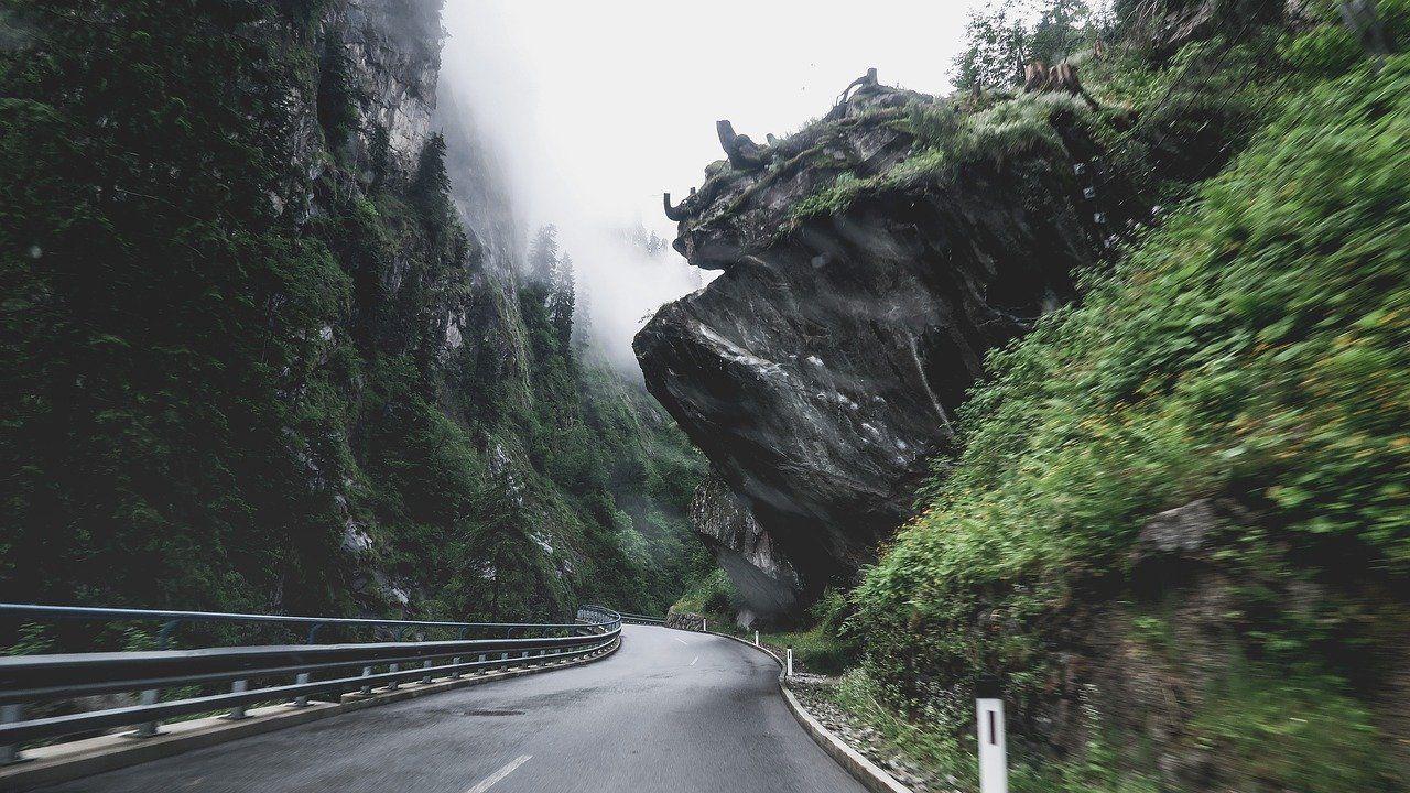 Gambar jalan raya di pegunungan.