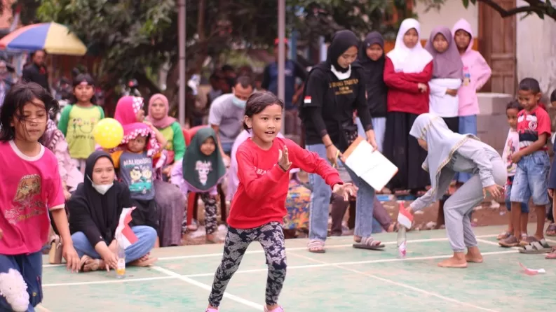 Gambar seorang anak yang sedang mengikuti sebuah lomba.