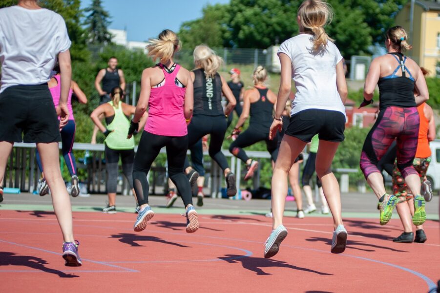 Potret beberapa wanita yang sedang mengikuti kelas zumba, ilustrasi motivasi diet agar berhasil