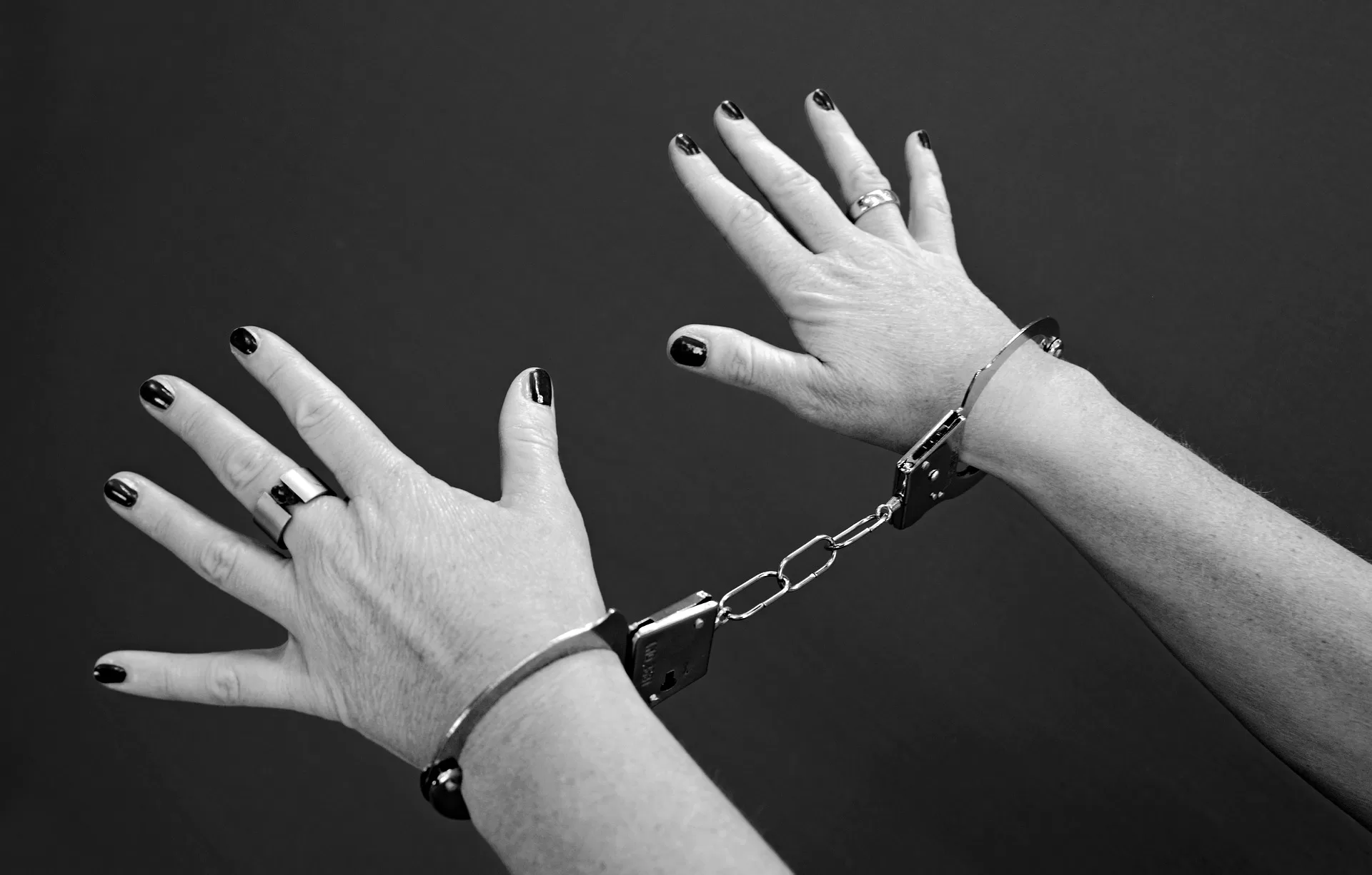 Gambar tangan wanita yang sedang diborgol.