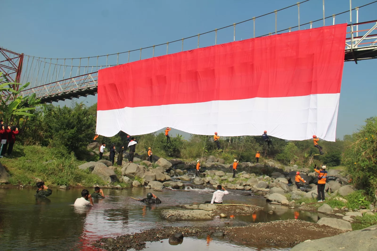 Bendera merah putih raksasa