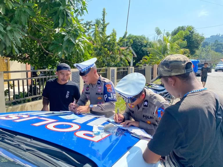 Gambar suasana tilang di Sulawesi Barat.