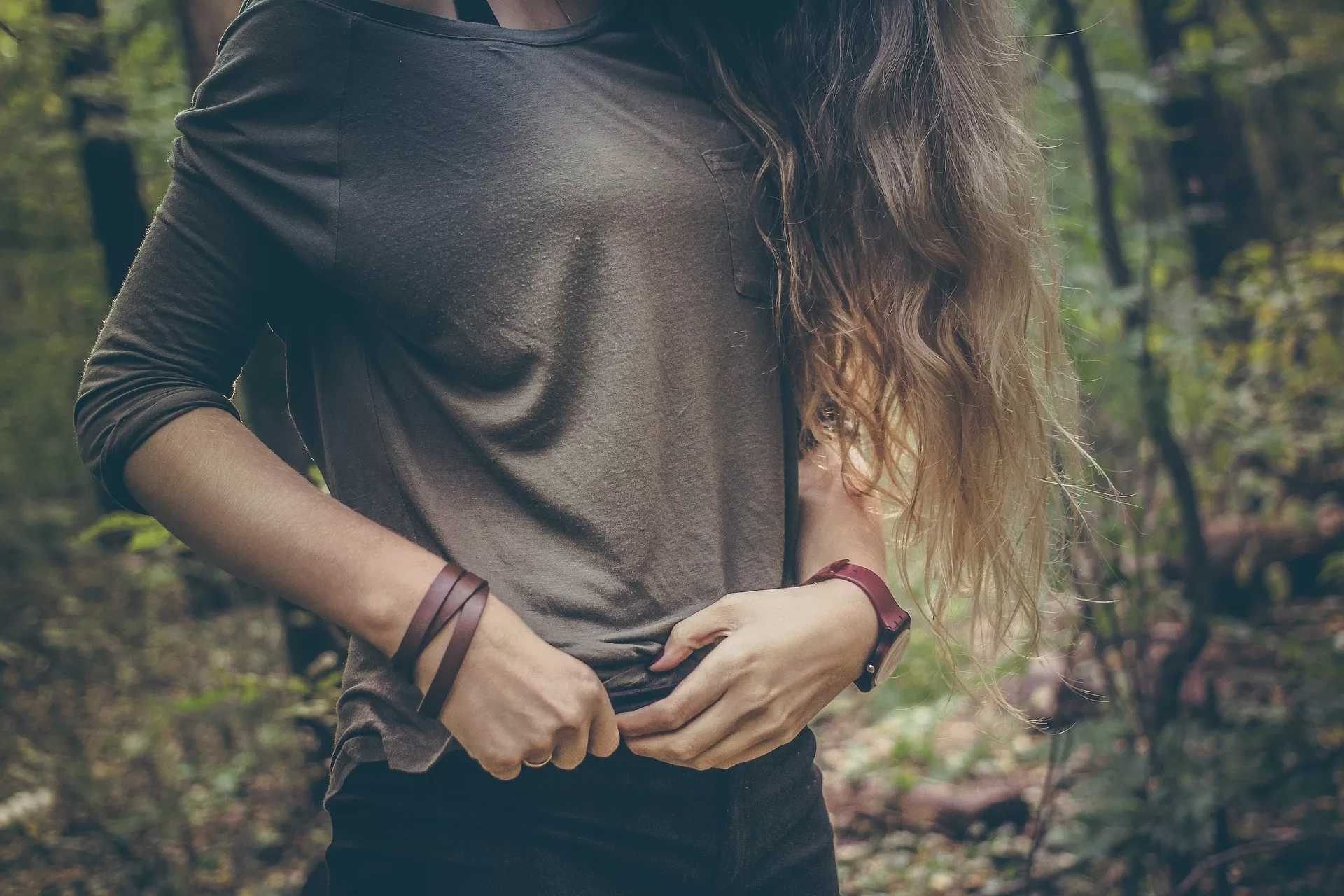 Potret seorang wanita dengan tangan yang ramping.