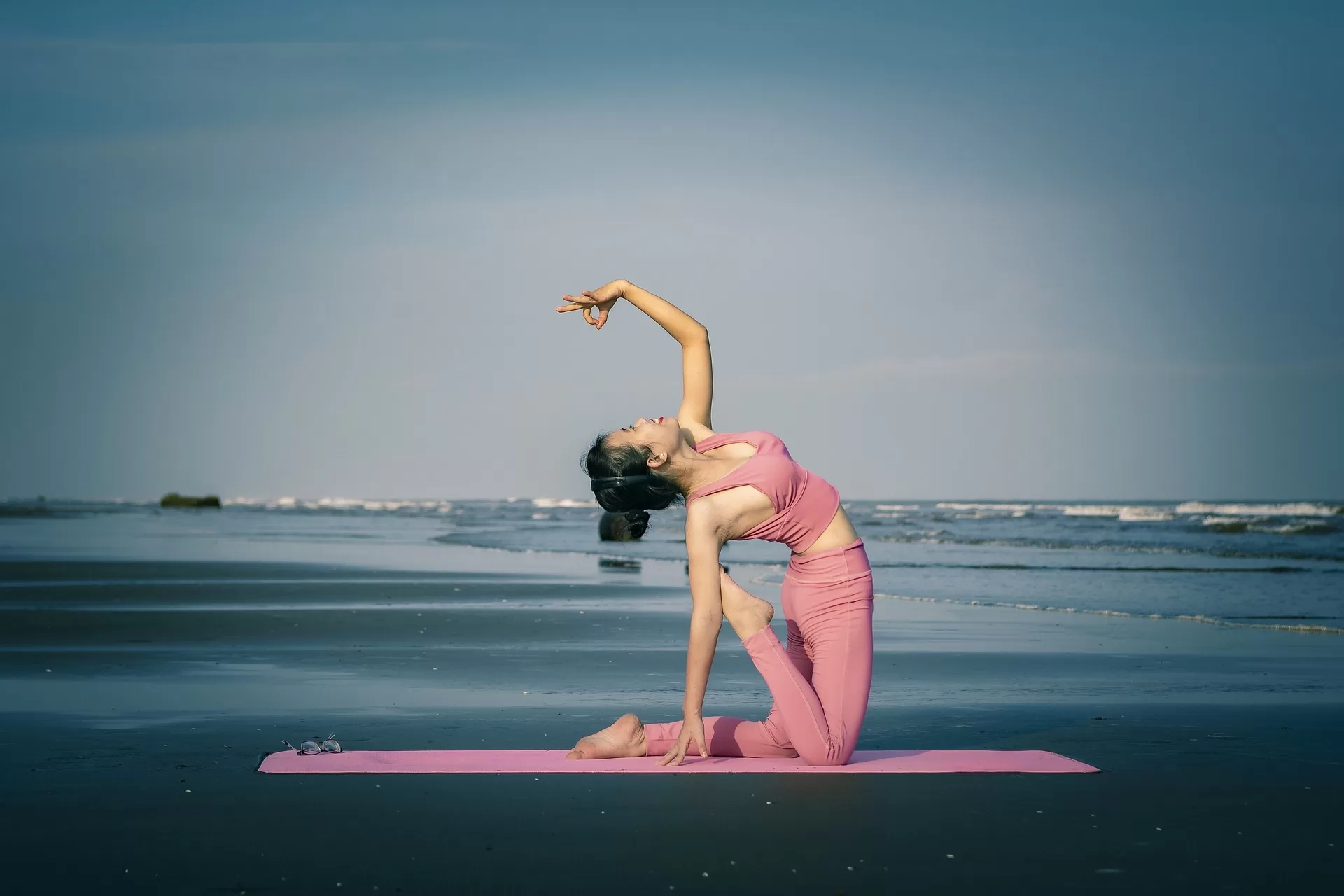 Potret seorang wanita yang sedang melakukan gerakan Yoga, ilustrasi kata-kata motivasi tentang olahraga.