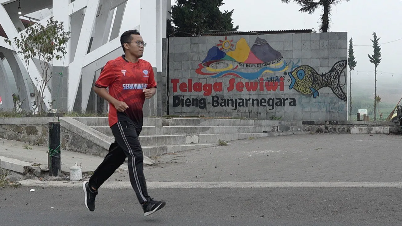 Gambar seseorang yang sedang berlari, ilustrasi lomba Dieng Run 2023.