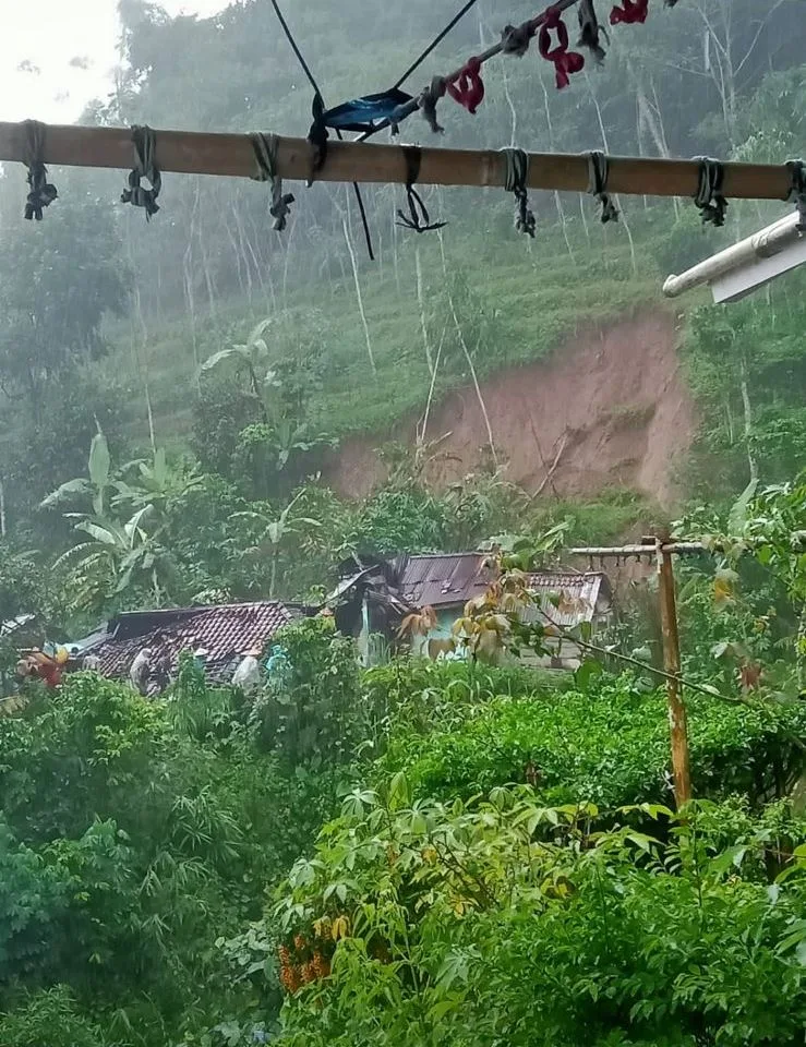rumah terkena longsor