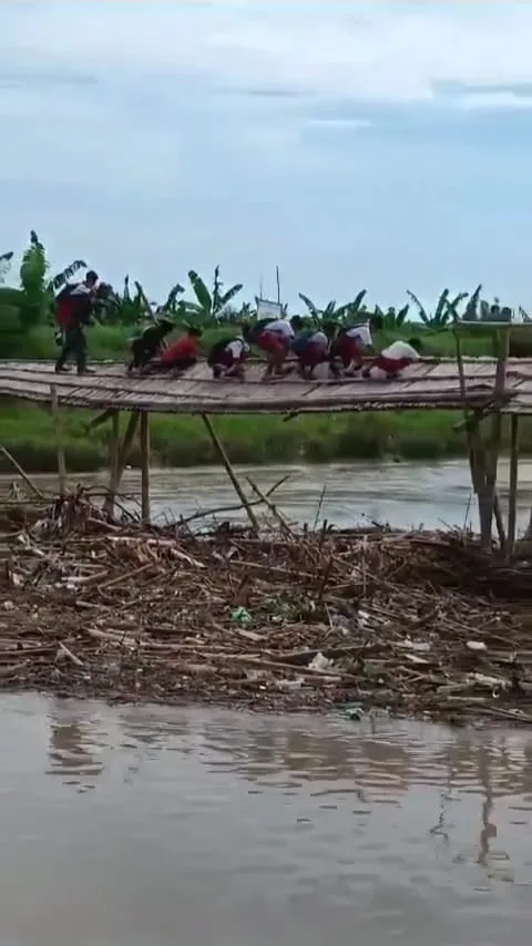 menyeberangi jembatan miring