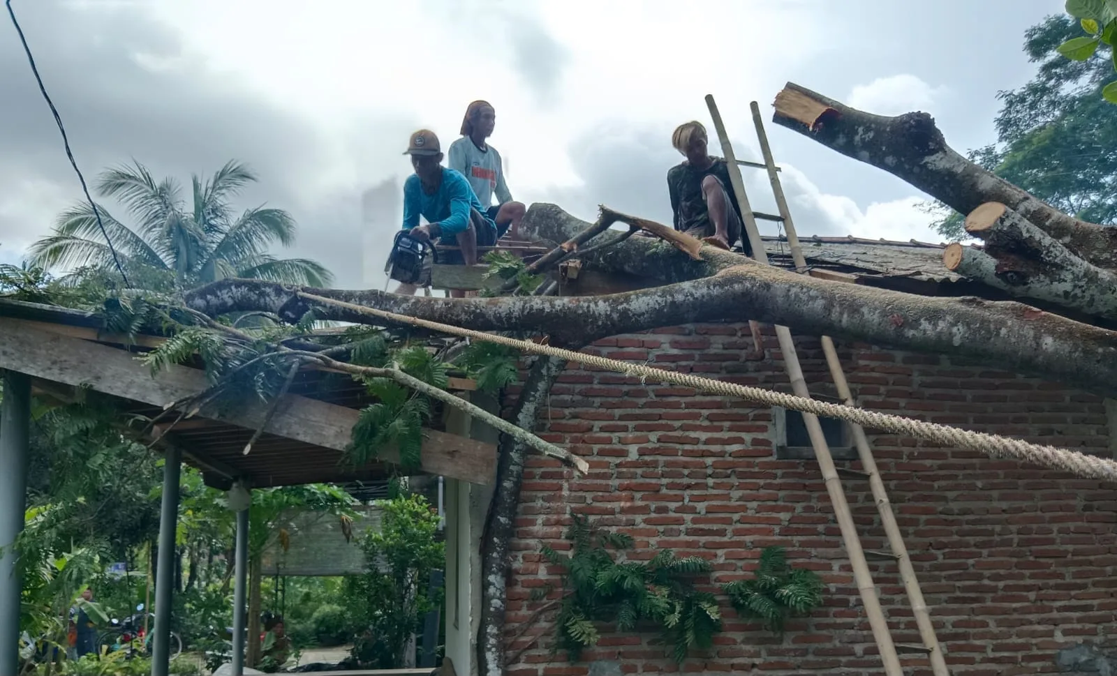 puluhan rumah rusak