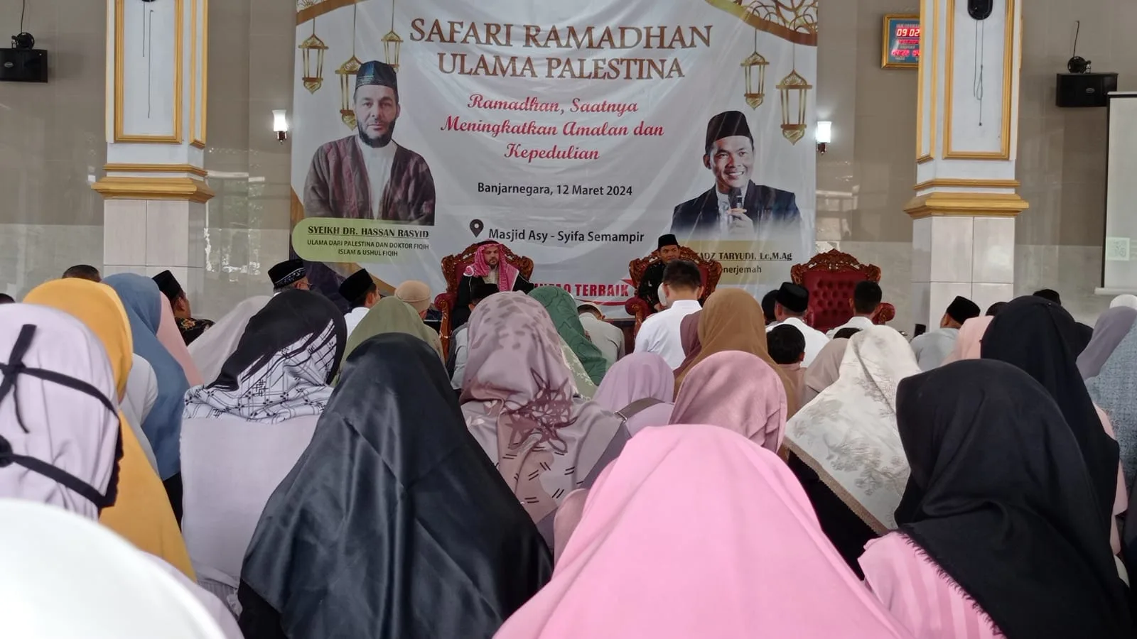 Ratusan jemaah ramaikan kajian ramadan di Masjid Asy Syifa Banjarnegara yang menghadirkan Syeikh Abdurrahman Riyadh Sawaqif dari Palestina