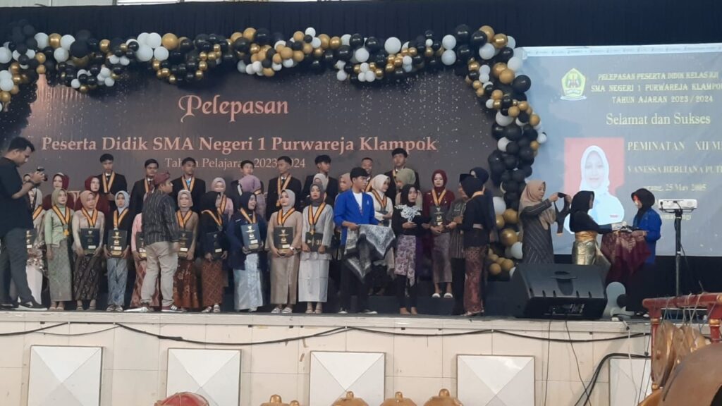 Meriah, Suasana Wisuda SMAN 1 Klampok Gunakan Tiga Bahasa