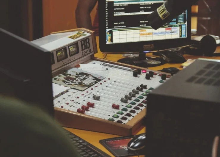 7 Cara Menghasilkan Uang dari Musik: Royalti hingga Jual Merchandise