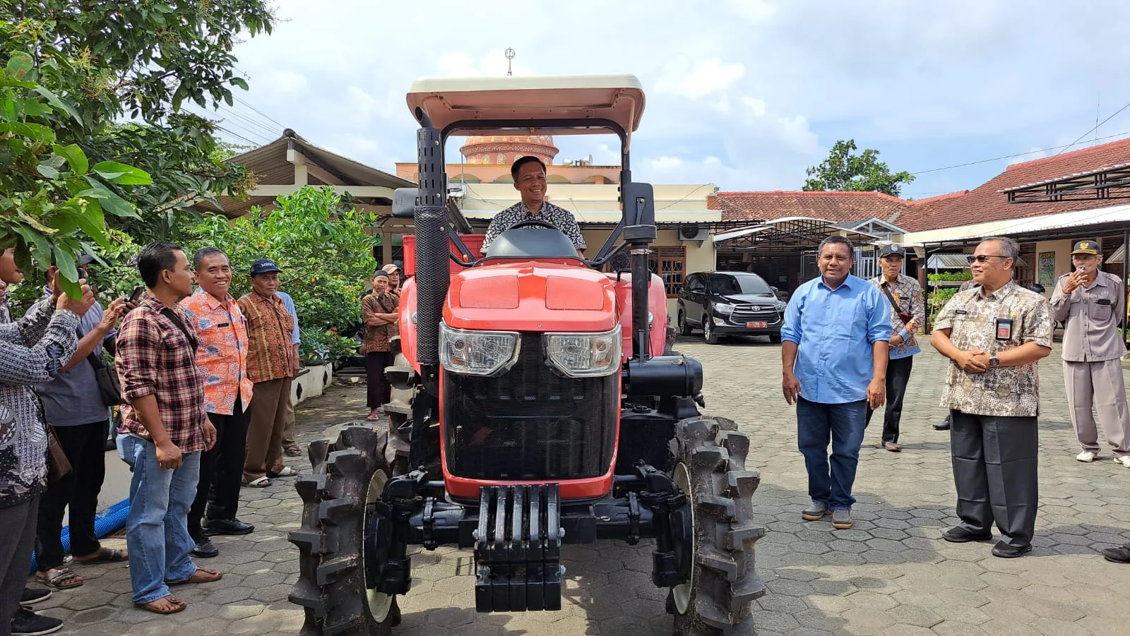 Mesin traktor