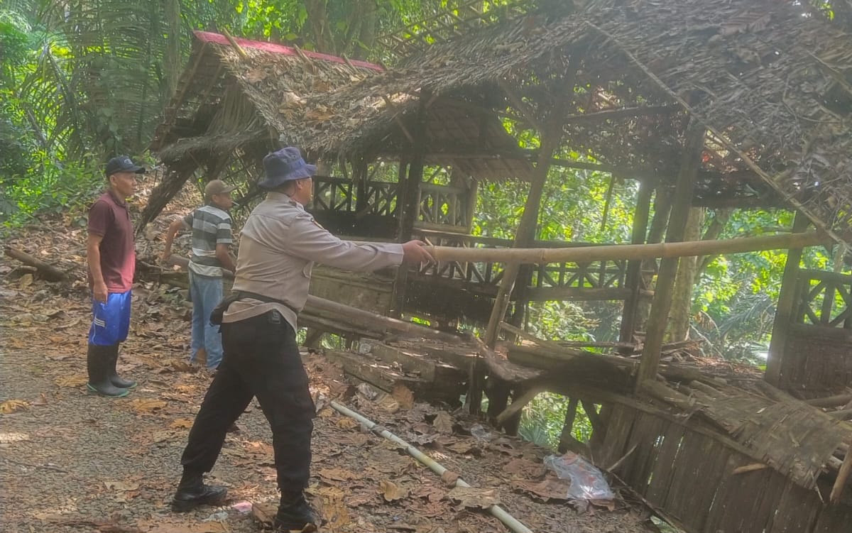 Bongkar bekas warung bakso