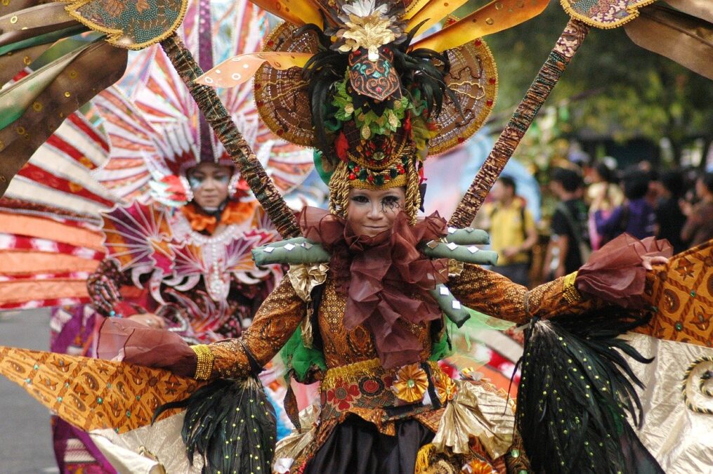 Baiklah, mari kita susun artikel tentang keunikan budaya di berbagai daerah Indonesia.
