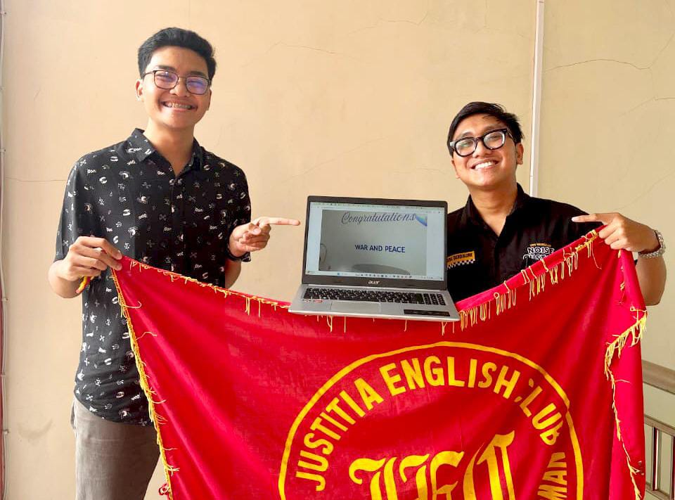 Dua mahasiswa Fakultas Hukum Unsoed Purwokerto, Deris Farhan Rusdiana dan Tawang Gendewa Alam berhasil merebut Juara 1 dalam ajang International English Festival 2024. (Foto: Dok Unsoed)