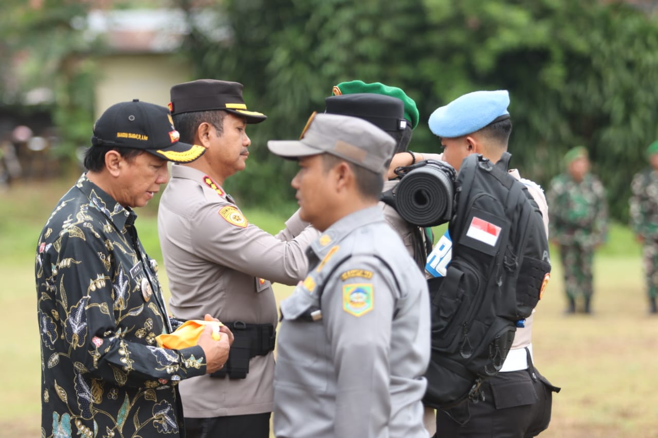 Kapolresta Banyumas bersama Pj Bupati Banyumas mempersipkan personel pengamanan TPS di Lapangan Mako Brimob Purwokerto, Selasa (26/11/2024).(dok Humas Polresta Banyumas)