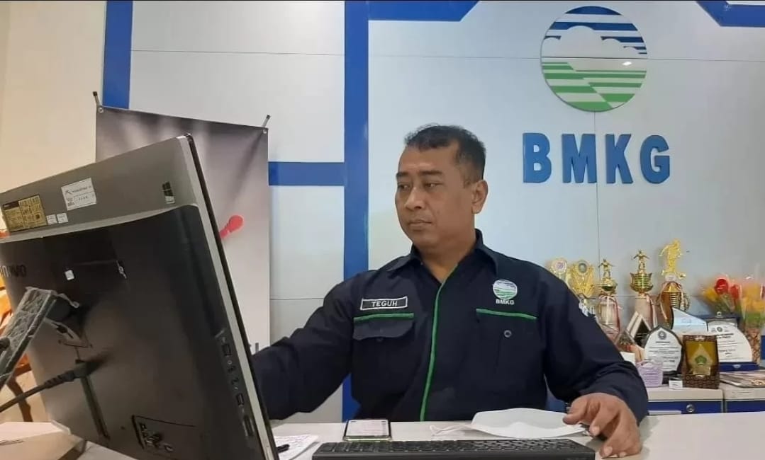 Kepala Kelompok Teknisi Stasiun Meteorologi Tunggul Wulung Cilacap, Teguh Wardoyo menjelaskan terkait potensi curah hujan tinggi dua bulan ke depan di Cilacap. (Ulul Azmi).