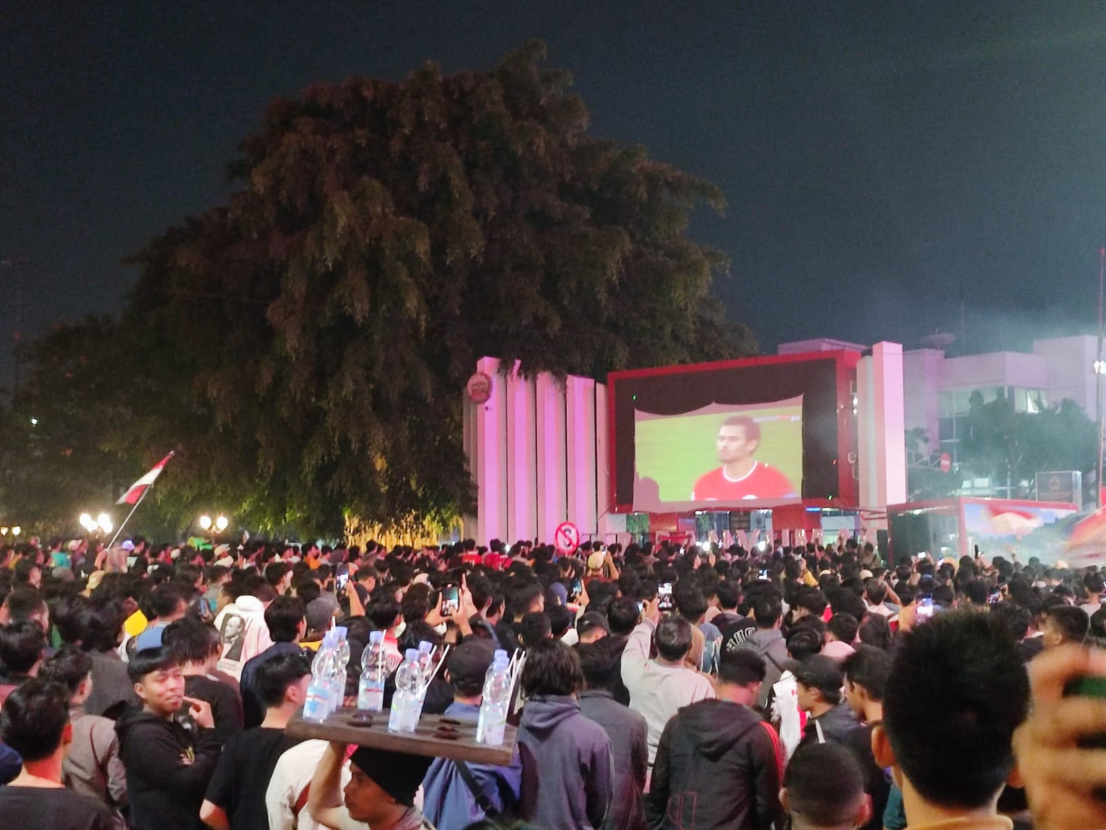 Nobar di Alun-alun 