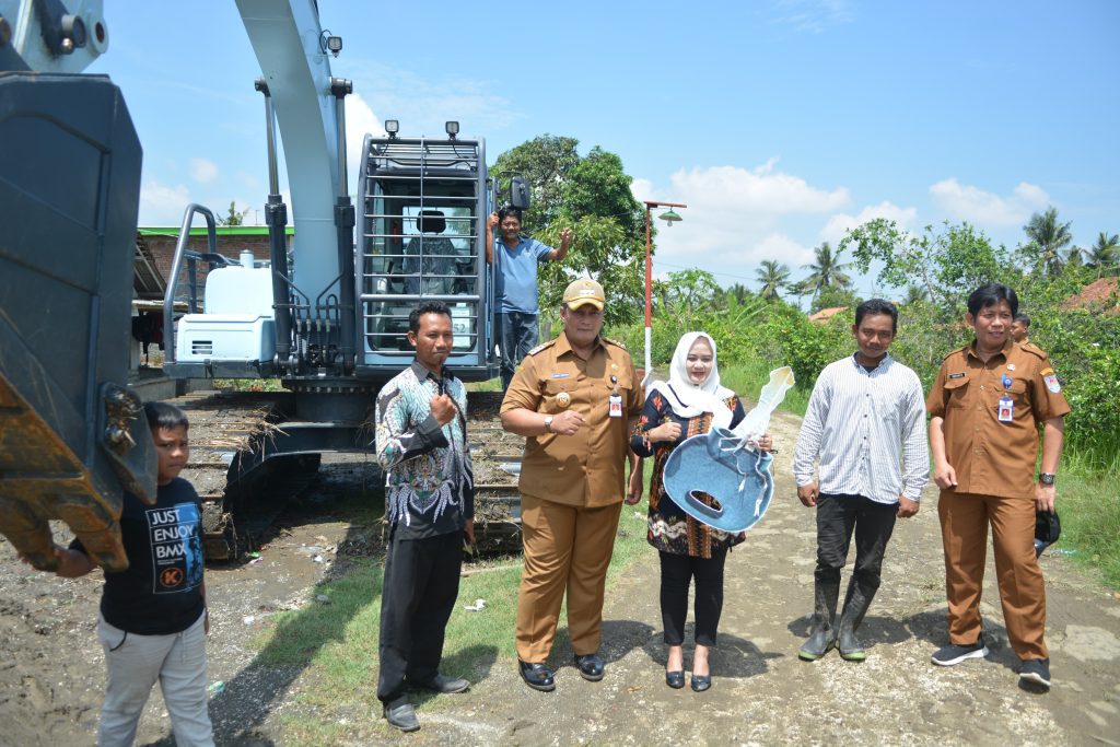 Pj Bupati Cilacap M Arief Irwanto menyerahkan bantuan alat berat kepada pengurus Koperasi Bondan Maju Sejahtera, Ujung Alang Kampung Laut. (Setda Cilacap).