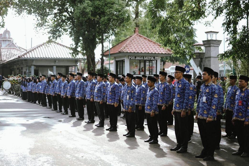 Sejumlah ASN ikuti upacara peringati hari Korpri ke 53 di Halaman Pendopo Si Panji Purwokerto, Jumat (29/11/2024).