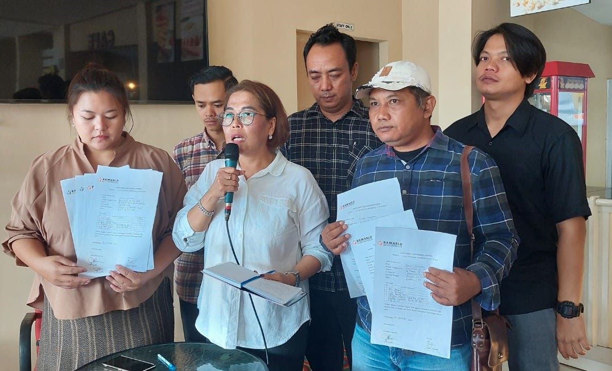 Tim hukum Tiwi-Hendra menyampaikan laporan dugaan politik uang di masa tenang Pilkada Purbalingga, Selasa (26/11/2024). (Foto :Joko Santoso)