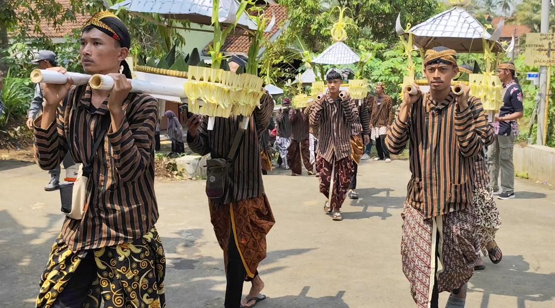 Tradisi mengarak tumpeng