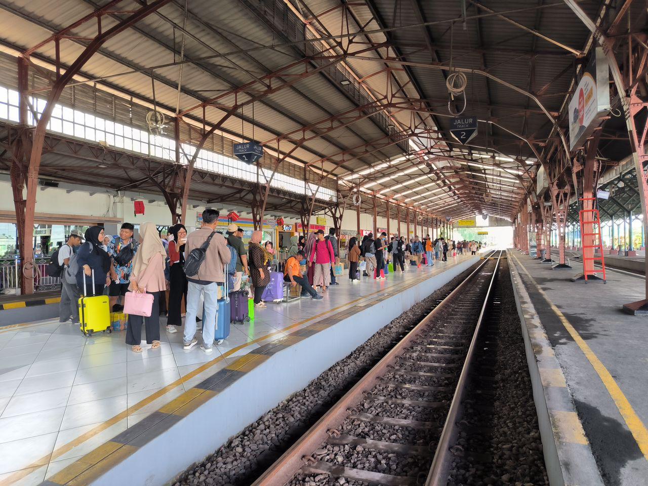 Calon penumpang tengah menunggu kedatangan kereta api di Stasiun Purwokerto, Rabu (4/12/2024).(dok Humas Daop 5 Purwokerto)