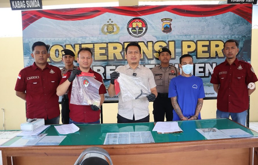 Tim Resmob Satreskrim Polres Kebumen mengungkap kasus curanmor dengan menangkap tersangka berinisial HE (36), warga Desa Depokrejo, Kecamatan Kebumen di wilayah Jakarta Utara. (Foto : Humas Polres Kebumen)