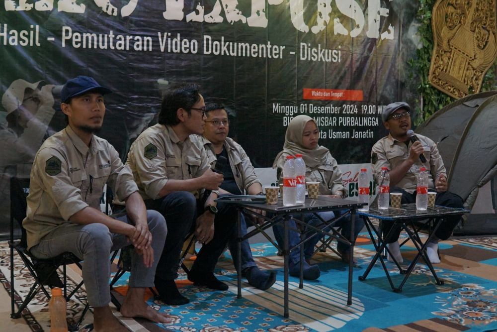 Ketua Ekspedisi Sisik Naga Gunanto Eko Saputro menyampaikan ‘Public Expose’ hasil penelitian lapang di Bioskop Misbar Purbalingga, Minggu (1/12/2024) malam.(Foto :Joko Santoso)