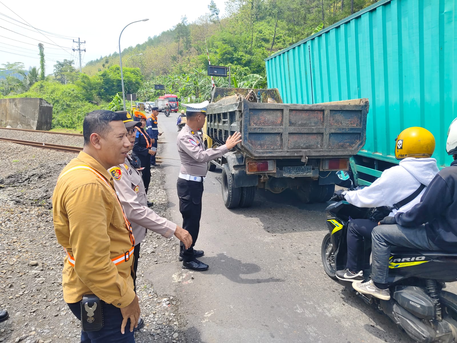 Petugas Sat Lantas Polresta Banyumas tengah mengatur arus lalu lintas akibat truk kontainer mogok di Jalan Raya Rawalo, Kecamatan Patikraja, Kabupaten Banyumas atau tepatnya di perlintasan sebidang 382 petak jalan antara Stasiun Kebasen - Notog, Jumar (6/12/2024).(Dok Sat Lantas Polresta Banyumas)