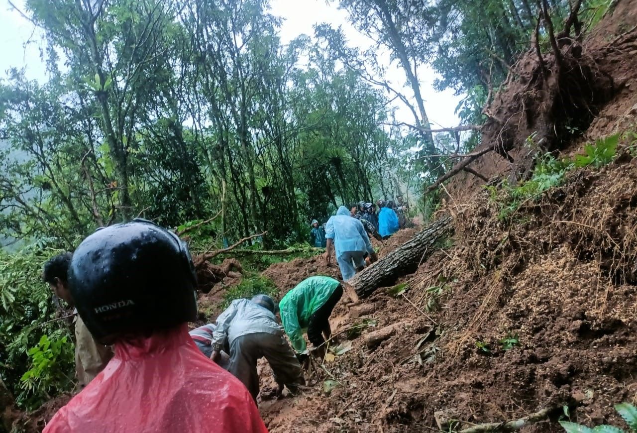 Ruas jalan Desa Sirau-Desa Kramat, Kecamatan Karangmoncol, Kabupaten Purbalingga, tertimbun longsor pada Selasa (10/12/2024). <yoastmark class=