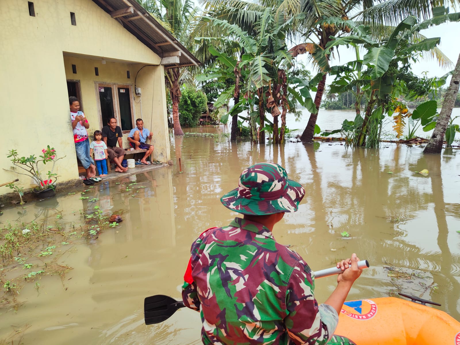 Warga di Desa Grujugan, Kecamatan Kemranjen, Banyumas, berusaha mengamankan barang-barang saat banjir melanda. (Foto: Dokumentasi BPBD Banyumas)