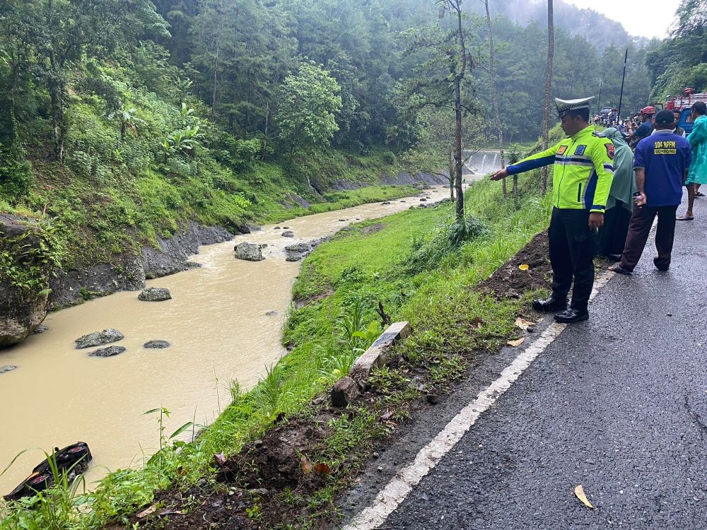 Mobil masuk sungai