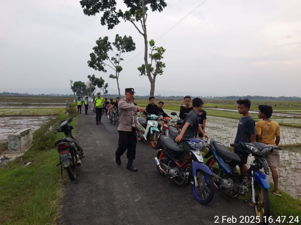 Polisi membubarkan aksi balap liar di Desa Cilapar, Kecamatan Kaligondang, Purbalingga, Minggu (2/2/2025) sore. (Foto: Satlantas Polres Purbalingga).