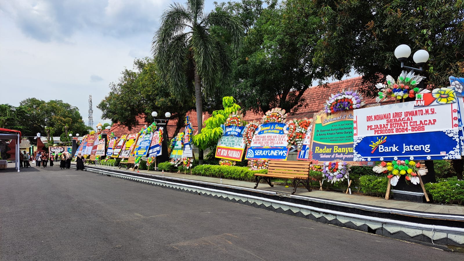 Karangan bunga memadati kompleks Pendapa Wijaya Kusuma Cilacap. (Ulul Azmi).