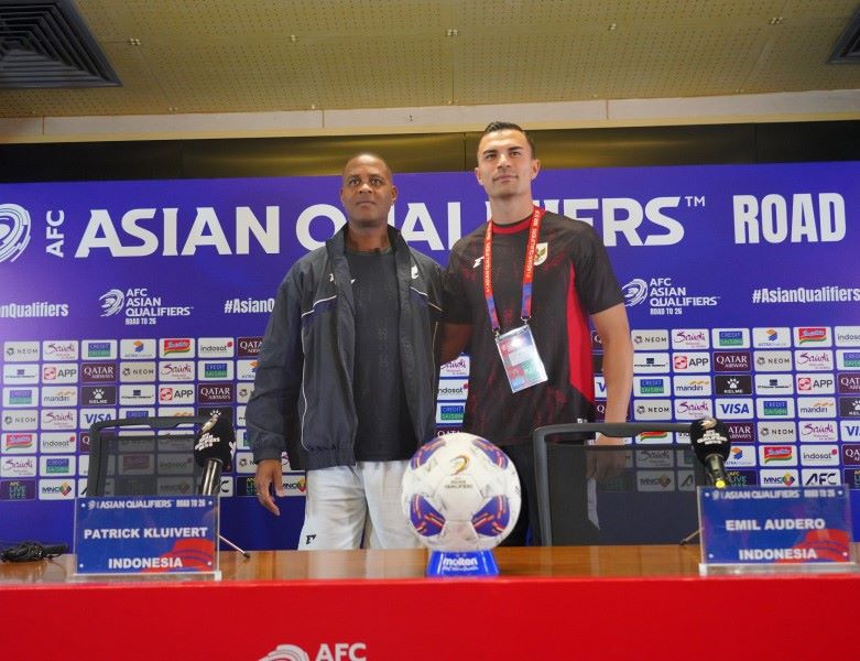 Pelatih Timnas Indonesia Patrcik Kluivert bersama pemain Timnas Indonesia Emil Audero. (Foto :pssi.org).