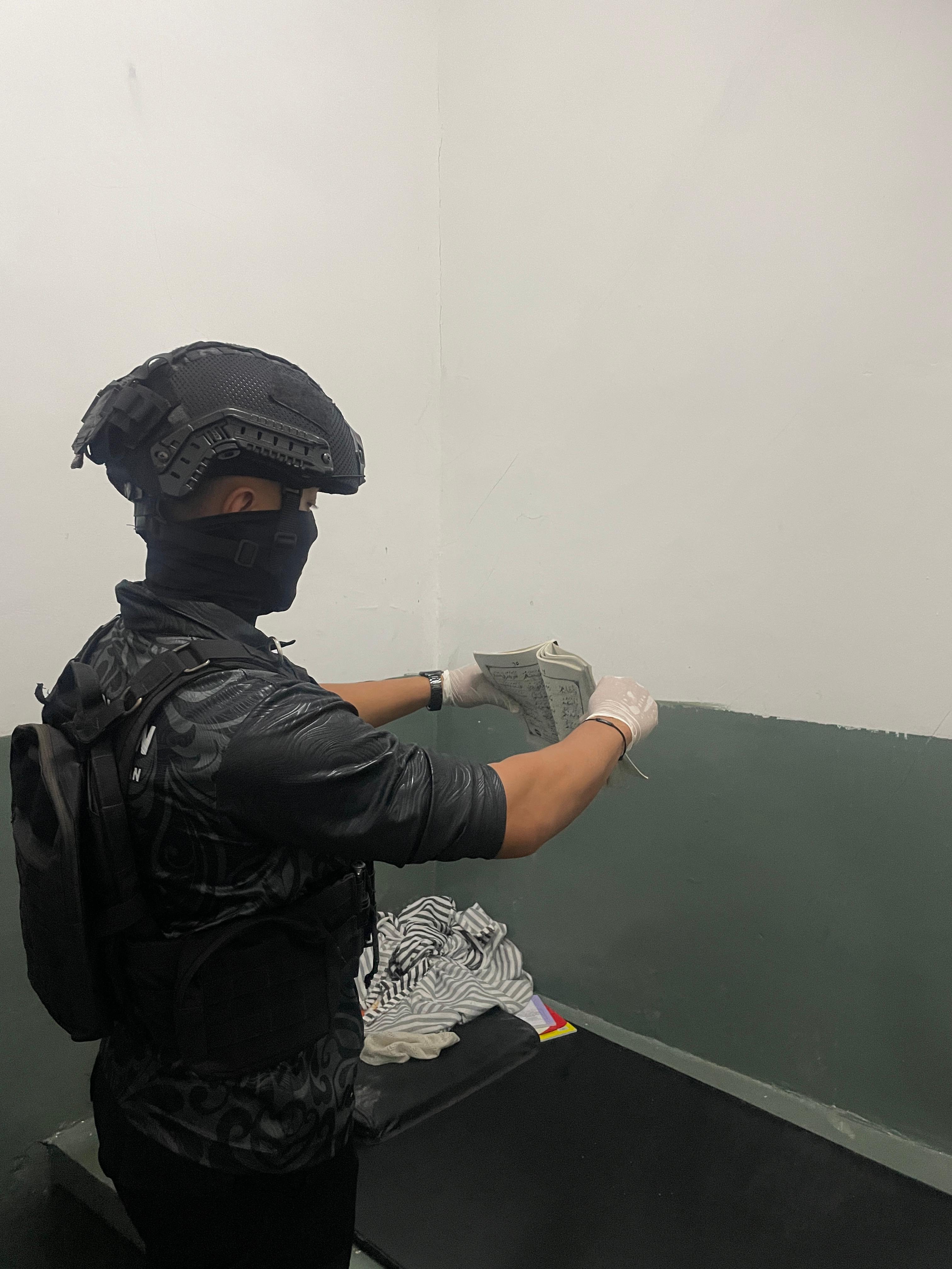 Petugas saat gelar razia kamar narapidan di Lapas Khusu Karanganyar Nusakambangan. (Lapas Karanganyar).
