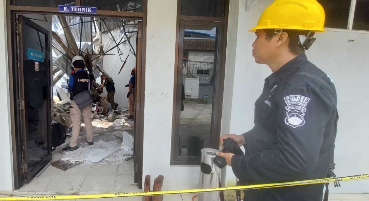 Tim Labfor Polda Jateng melakukan investigasi ambruknya tembok Toserba empat lantai yang sedang dibangun di Jl Jenderal Soedirman Purbalingga, Senin (20/10/2025). (Foto :Joko Santoso)