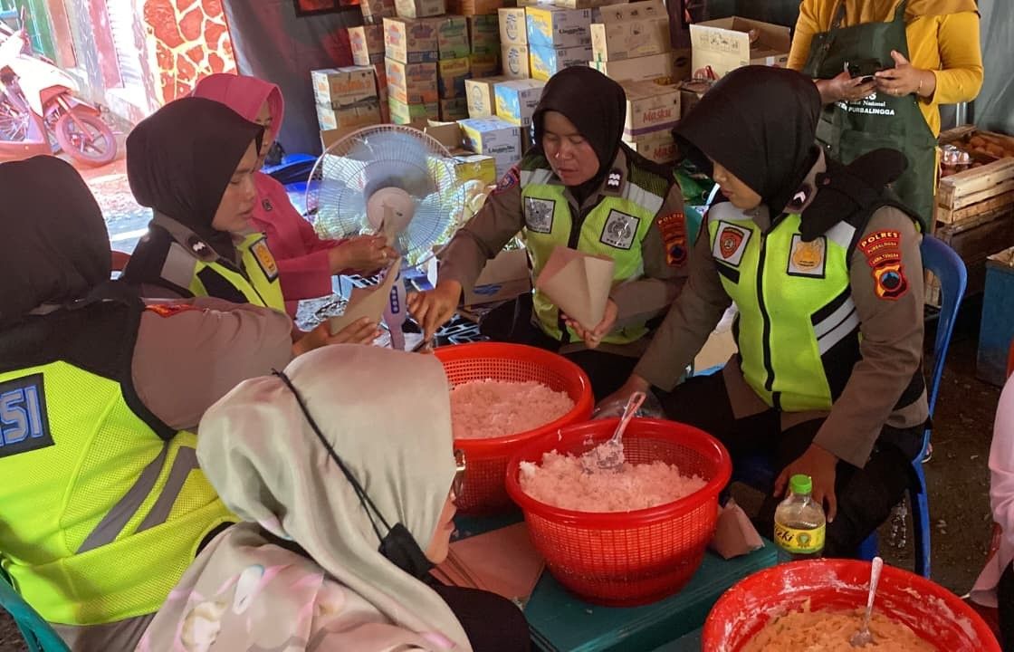 Anggota polisi wanita Polres Purbalingga membantu kegiatan dapur umum di Desa Maribaya Kecamatan Karanganyar, Kabupaten Purbalingga. (Humas Polres Purbalingga)