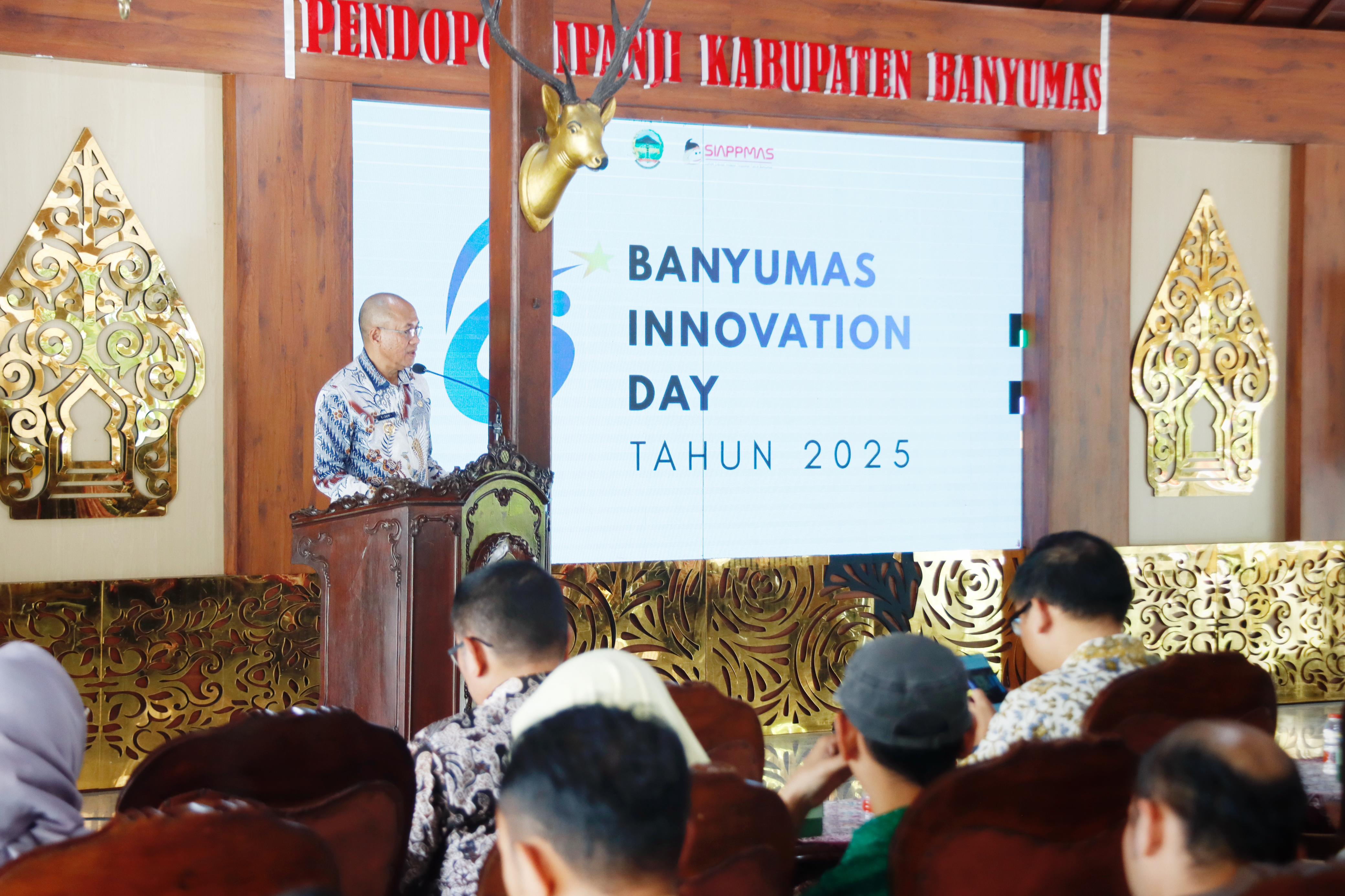 Bupati Banyumas Sadewo Tri Lastiono saat memberikan sambutan pada acara Banyumas Innovation Day di Pendopo Si Panji, Selasa (18/11/25).