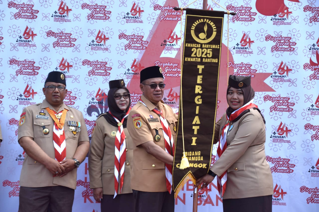 Bupati Sadewo menyerahkan Tunggul Tergiat kepada Mabiran Cilongok.