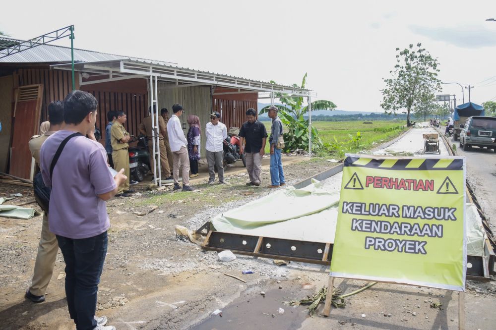 DPRD Purbalingga melakukan pengecekan perbaikan Jalan Panican–Linggamas Kecamatan Kemangkon. (Foto: Dok DPRD Purbalingga).