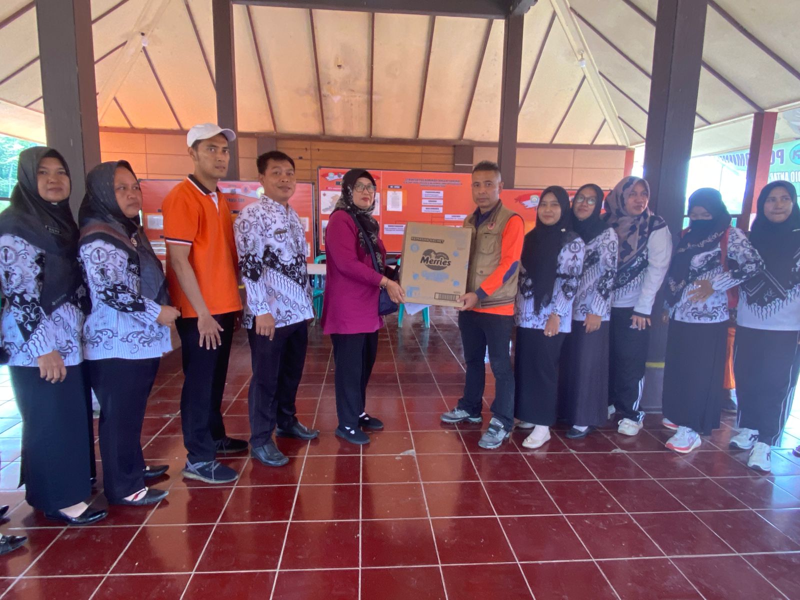 Guru SD Purbalingga saat menyerahkan bantuan untuk korban longsor di Banjarnegara. (dok.kominfo)