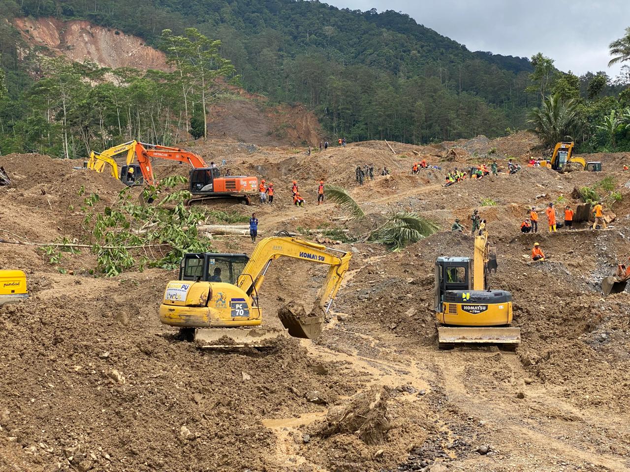 Hari terakhir proses pencarian korban longsor Pandanarum dengan mengerahkan semua kekuatan yang ada. (dok.Kominfo)