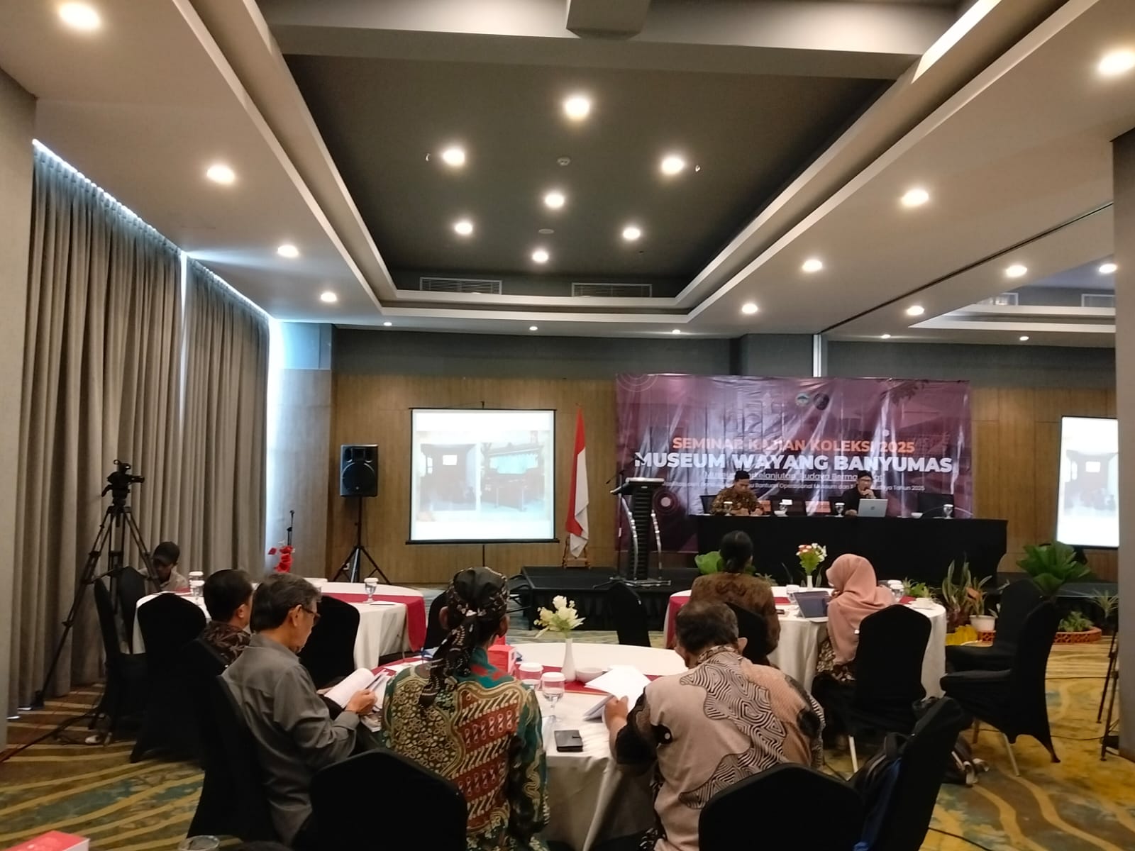 Suasana diskusi pada kegiatan Seminar Hasil Kajian Koleksi Museum Wayang Banyumas Tahun 2025, yang diselenggarakan oleh Dinporabudpar Banyumas, Kamis (12/11/2025).